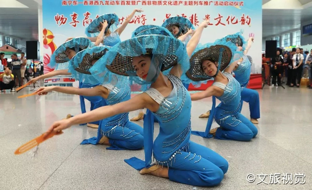 搭乘首發(fā)高鐵，海真珠珍珠粉抵達東方明珠